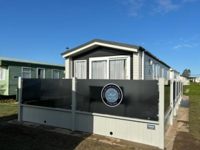 B9 - Sunnymede Fantasy Island - hot tub, pet friendly, WiFi, ramped veranda - Meadow Lakes Caravan & Lodge Hire